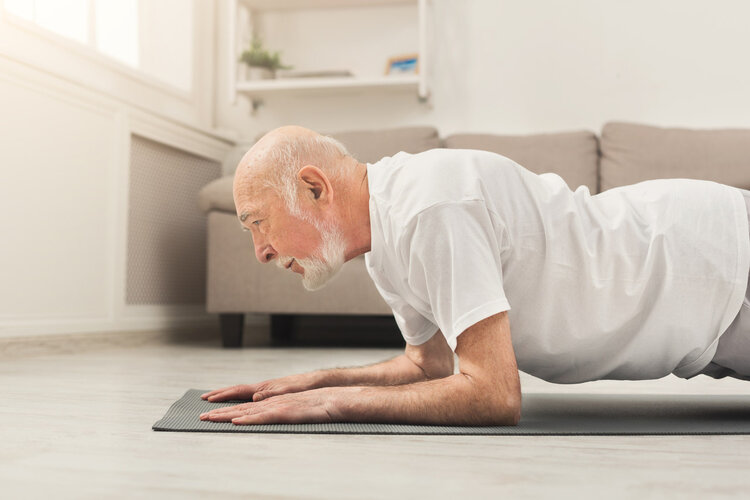 四五十岁的男性做俯卧撑，一次坚持多少个，算身体好？来看看标准